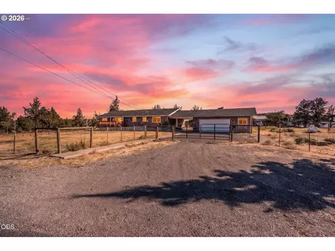 3890 NW 25th St, Redmond, OR 97756