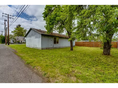 Exterior - 123 10th St, Springfield, OR 97477 photo 3 of 4
