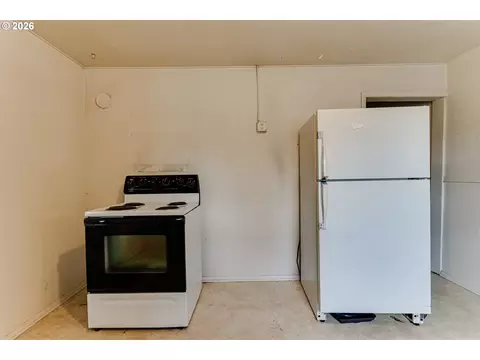 Kitchen - 123 10th St, Springfield, OR 97477 photo 3 of 4