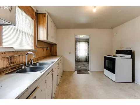 Kitchen - 123 10th St, Springfield, OR 97477 photo 2 of 4
