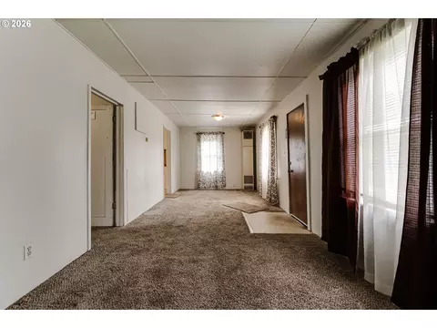 Living - 123 10th St, Springfield, OR 97477 photo 2 of 3