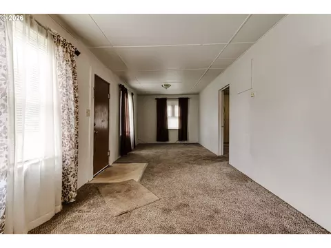 Living - 123 10th St, Springfield, OR 97477 photo 1 of 3