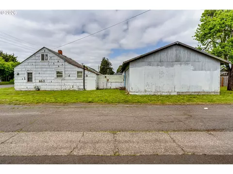 Exterior - 123 10th St, Springfield, OR 97477 photo 1 of 4