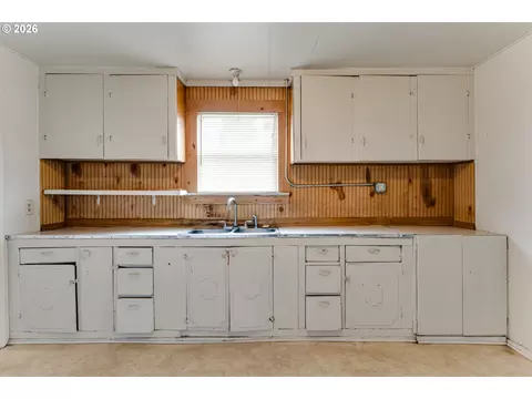 Kitchen - 123 10th St, Springfield, OR 97477 photo 4 of 4