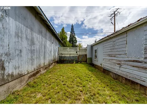 Exterior - 123 10th St, Springfield, OR 97477 photo 2 of 4