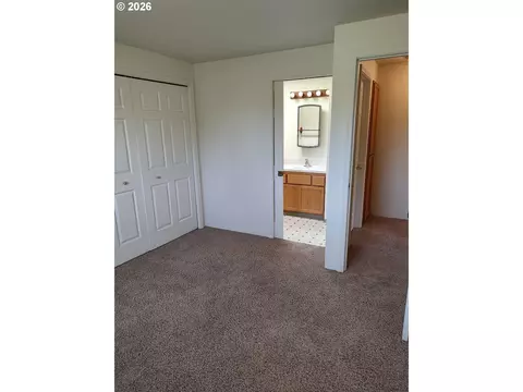 Bedroom - 257 Smith Loop, Springfield, OR 97478 photo 2 of 3