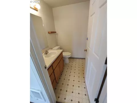 Bath - 257 Smith Loop, Springfield, OR 97478 photo 1 of 2