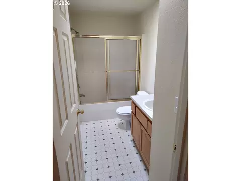 Bath - 257 Smith Loop, Springfield, OR 97478 photo 2 of 2