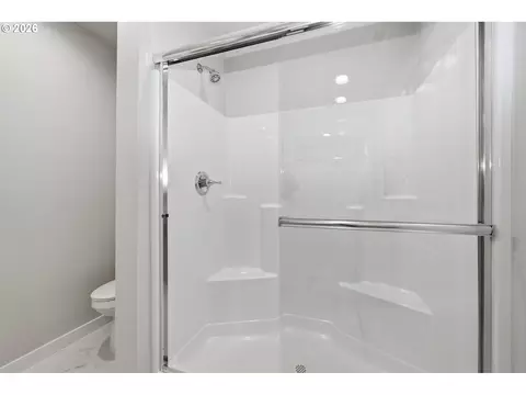 Bath - 2618 Waterlily Dr, Eugene, OR 97402 photo 2 of 4