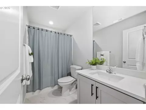 Bath - 2618 Waterlily Dr, Eugene, OR 97402 photo 4 of 4