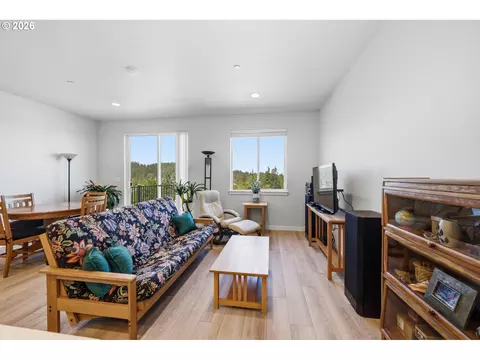 Living - 2618 Waterlily Dr, Eugene, OR 97402 photo 2 of 2