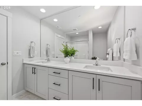 Bath - 2618 Waterlily Dr, Eugene, OR 97402 photo 3 of 4