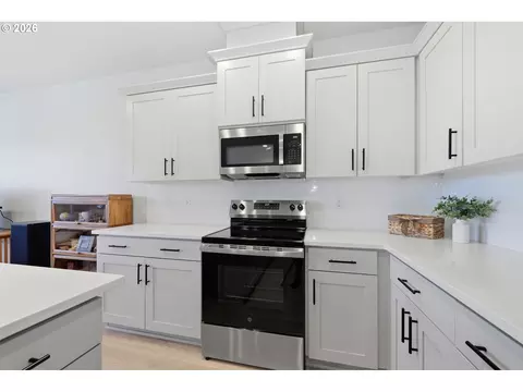 Kitchen - 2618 Waterlily Dr, Eugene, OR 97402 photo 2 of 5