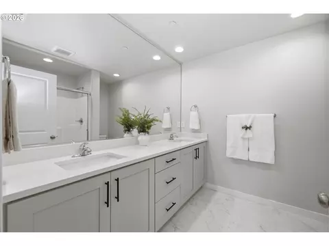 Bath - 2618 Waterlily Dr, Eugene, OR 97402 photo 1 of 4
