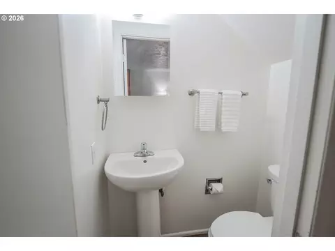 Bath - 1931 W 17th Ave #A, Eugene, OR 97402 photo 6 of 6