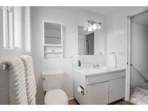 Bath - 1931 W 17th Ave #A, Eugene, OR 97402 photo 4 of 6