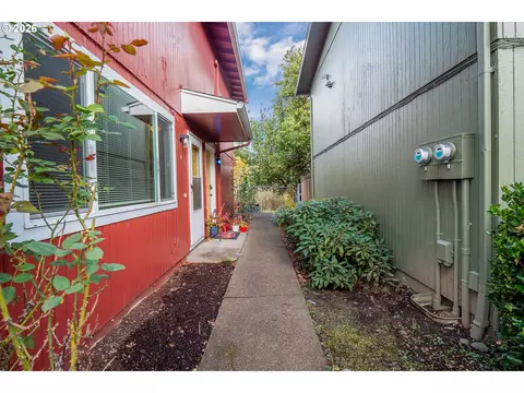 Exterior - 1931 W 17th Ave #A, Eugene, OR 97402 photo 2 of 9