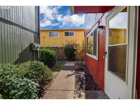 Exterior - 1931 W 17th Ave #A, Eugene, OR 97402 photo 1 of 9