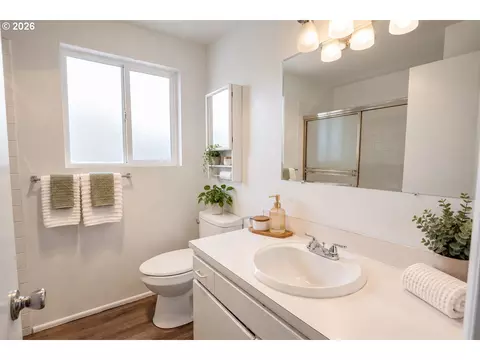 Bath - 1931 W 17th Ave #A, Eugene, OR 97402 photo 1 of 6