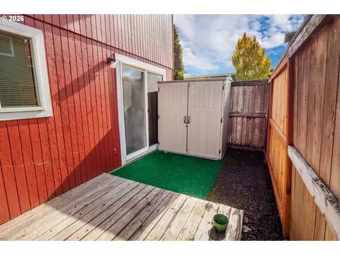 Exterior - 1931 W 17th Ave #A, Eugene, OR 97402 photo 5 of 9