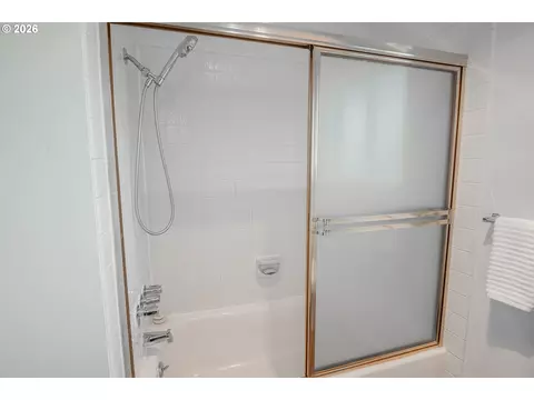 Bath - 1931 W 17th Ave #A, Eugene, OR 97402 photo 5 of 6