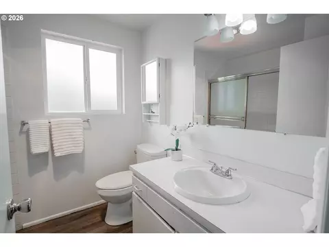 Bath - 1931 W 17th Ave #A, Eugene, OR 97402 photo 3 of 6