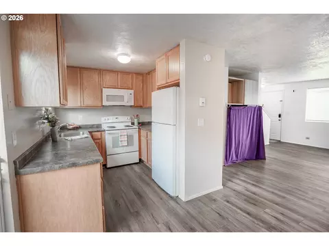 Kitchen - 1931 W 17th Ave #A, Eugene, OR 97402 photo 4 of 4