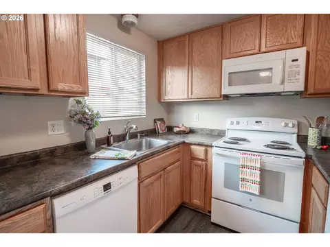 Kitchen - 1931 W 17th Ave #A, Eugene, OR 97402 photo 3 of 4