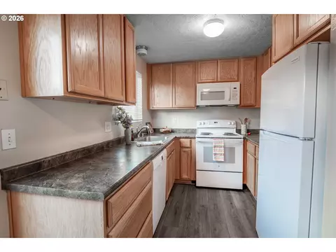 Kitchen - 1931 W 17th Ave #A, Eugene, OR 97402 photo 2 of 4