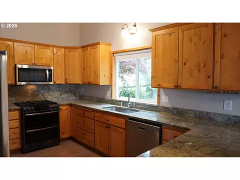 Kitchen - 2025 W 25th Ave, Eugene, OR 97405 photo 2 of 7