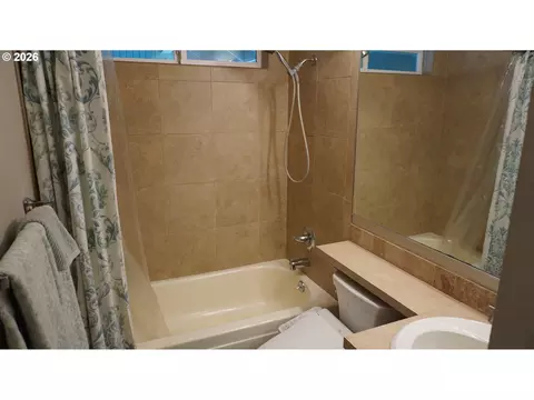 Bath - 2025 W 25th Ave, Eugene, OR 97405 photo 4 of 5