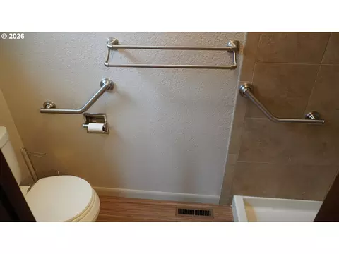 Bath - 2025 W 25th Ave, Eugene, OR 97405 photo 2 of 5