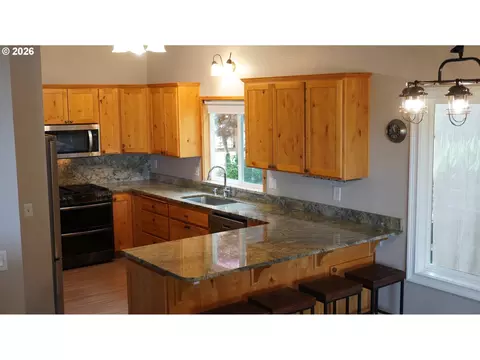 Kitchen - 2025 W 25th Ave, Eugene, OR 97405 photo 1 of 7