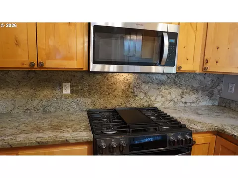 Kitchen - 2025 W 25th Ave, Eugene, OR 97405 photo 3 of 7