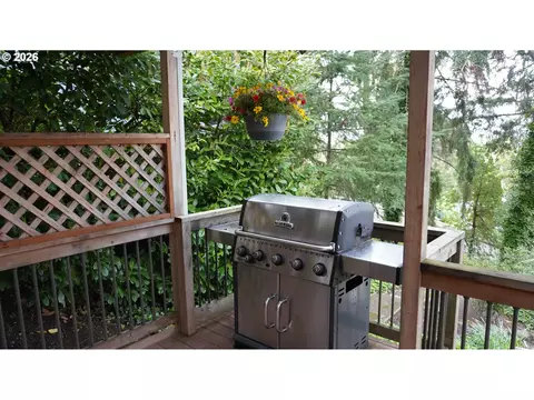 Exterior - 2025 W 25th Ave, Eugene, OR 97405 photo 4 of 10