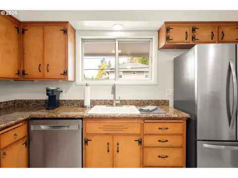 Kitchen - 1090 E 28th Ave, Eugene, OR 97405 photo 2 of 5