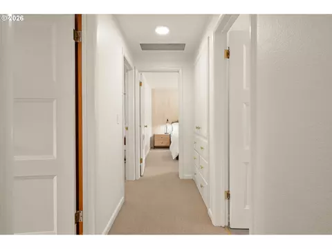 Entry Way - 1090 E 28th Ave, Eugene, OR 97405 photo 3 of 4