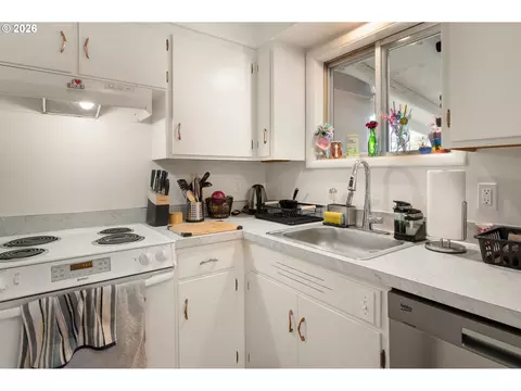 Kitchen - 1090 E 28th Ave, Eugene, OR 97405 photo 5 of 5
