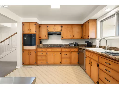 Kitchen - 1090 E 28th Ave, Eugene, OR 97405 photo 1 of 5
