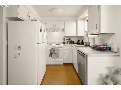 Kitchen - 1090 E 28th Ave, Eugene, OR 97405 photo 4 of 5