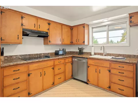 Kitchen - 1090 E 28th Ave, Eugene, OR 97405 photo 3 of 5
