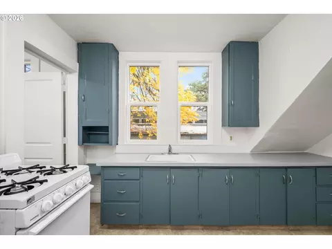 Kitchen - 527 Monroe St, Eugene, OR 97402 photo 2 of 3