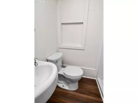 Bath - 527 Monroe St, Eugene, OR 97402 photo 2 of 3