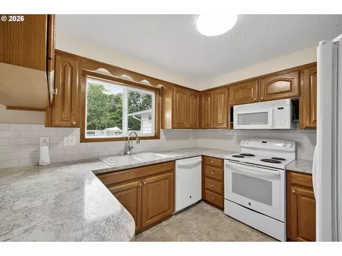 Kitchen - 1860 Carmel Ave, Eugene, OR 97401 photo 3 of 4