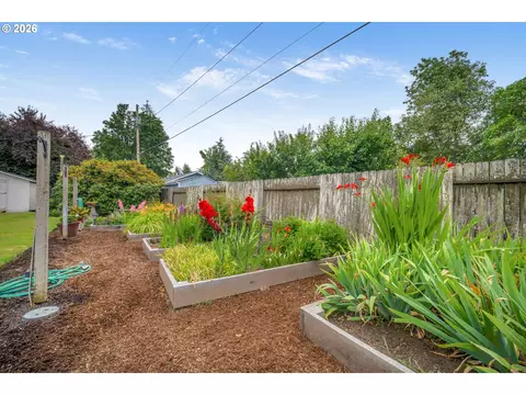 Exterior - 1860 Carmel Ave, Eugene, OR 97401 photo 8 of 11
