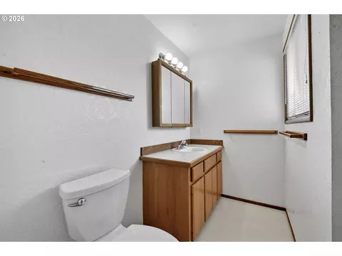 Bath - 1860 Carmel Ave, Eugene, OR 97401 photo 2 of 3