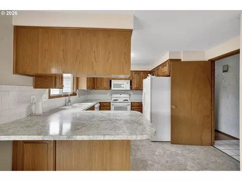Kitchen - 1860 Carmel Ave, Eugene, OR 97401 photo 2 of 4