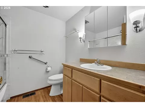 Bath - 1860 Carmel Ave, Eugene, OR 97401 photo 1 of 3