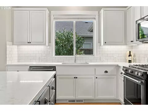 Kitchen - 988 Hamilton St, Springfield, OR 97477 photo 5 of 8