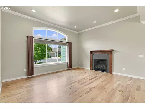 Living - 988 Hamilton St, Springfield, OR 97477 photo 5 of 6